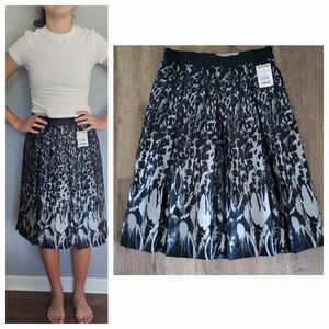 Mario Serrani Pleated Knee Length Skirt Tagged Size 2 Fits Size 4 Black Silver